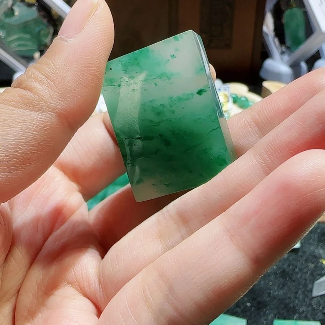 石英质玉颈饰未镶嵌尹***?