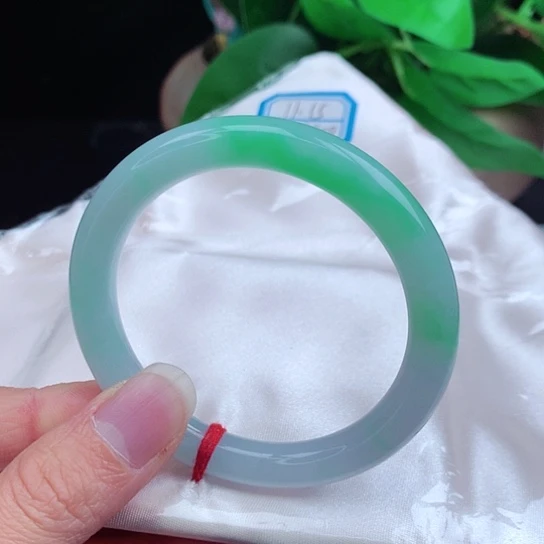 翡翠手镯未镶嵌      圆条52 飘阳绿