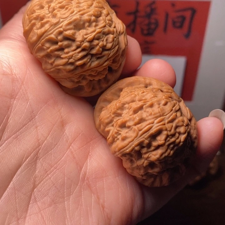 文玩核桃吊坠白狮子