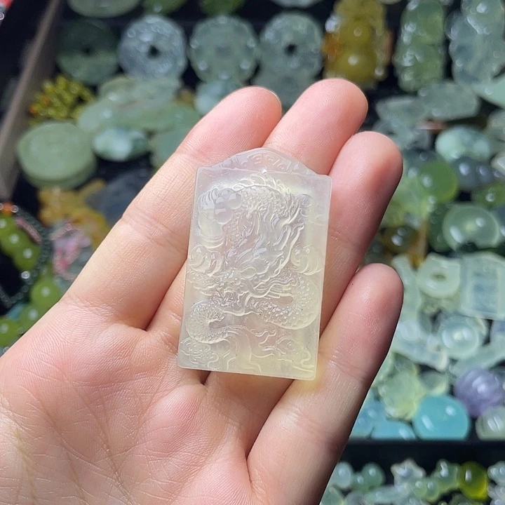 蛇纹石玉合金颈饰龙牌