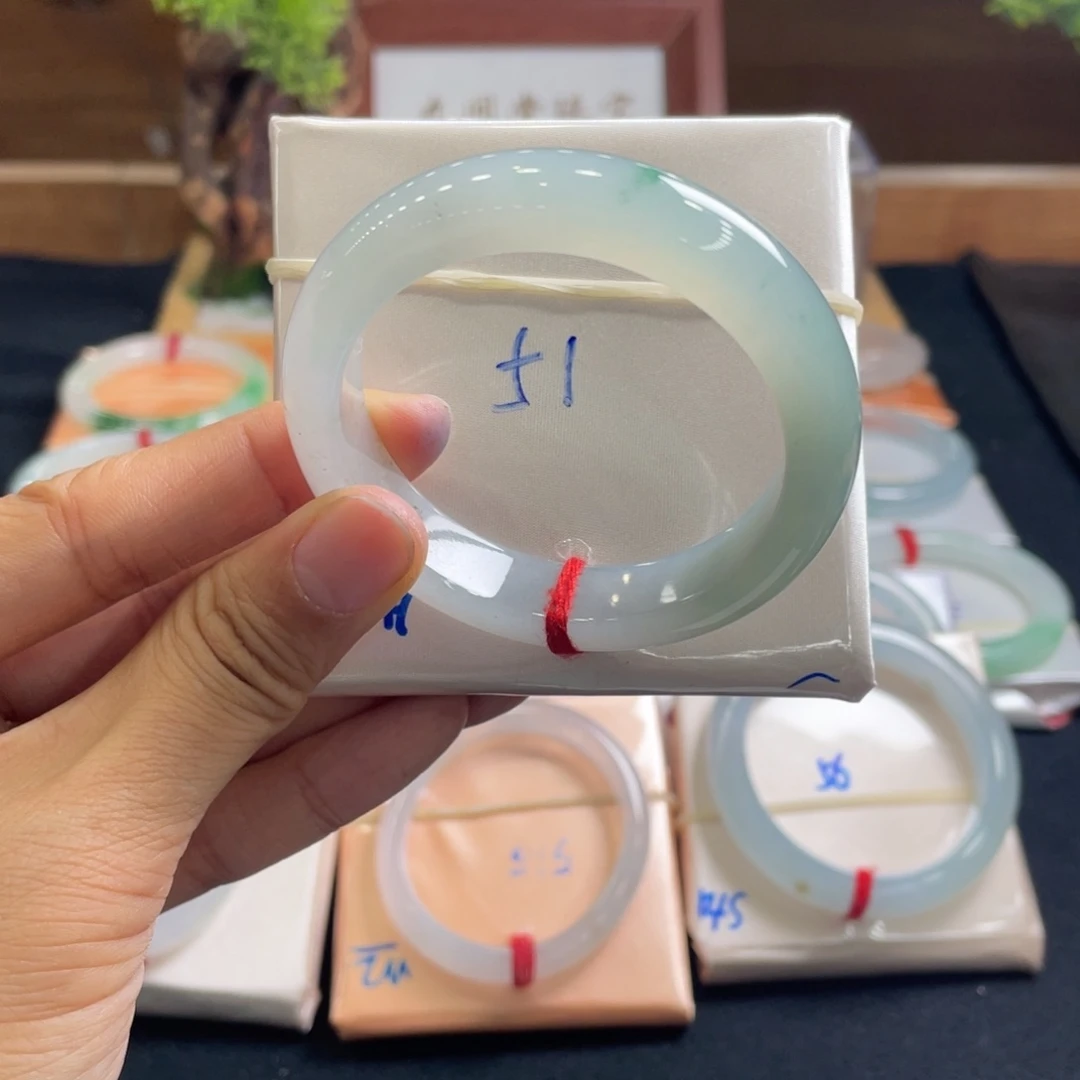 翡翠手镯未镶嵌51飘阳绿