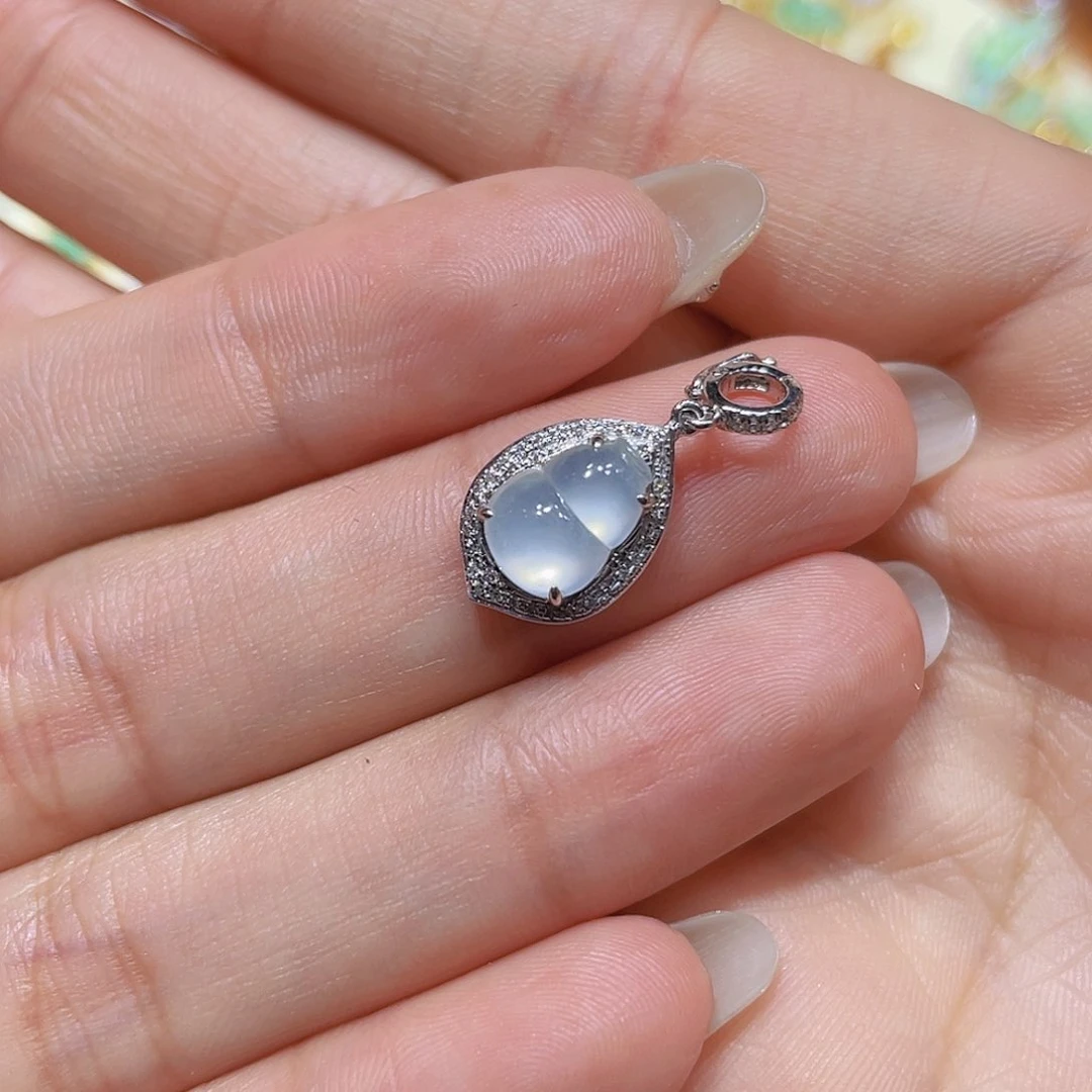 翡翠吊坠(不含链)18K金镶嵌是***～