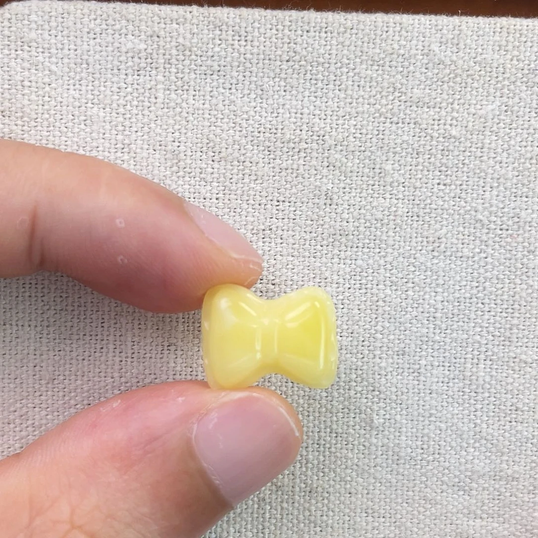 裸石琥珀未镶嵌蝴蝶结