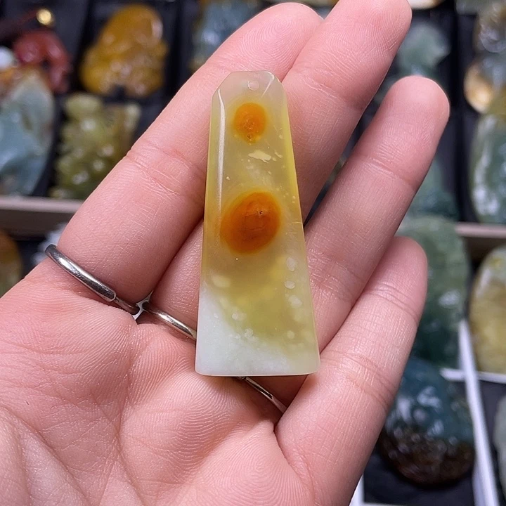 天***啦蛇纹石玉未镶嵌颈饰