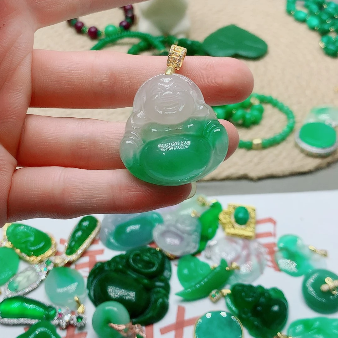 翡翠未镶嵌颈饰一图一物。 实物为准