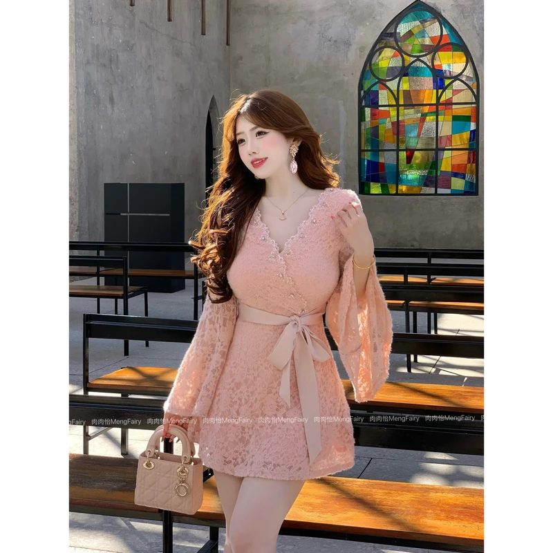 萌面侠肉肉怡 现货【美貌尤怜】贵气碎钻蕾丝收腰喇叭袖连衣裙6714B