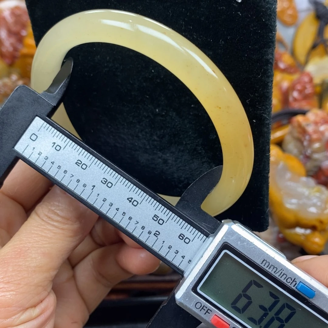 未镶嵌石英质玉（黄龙玉）颈饰