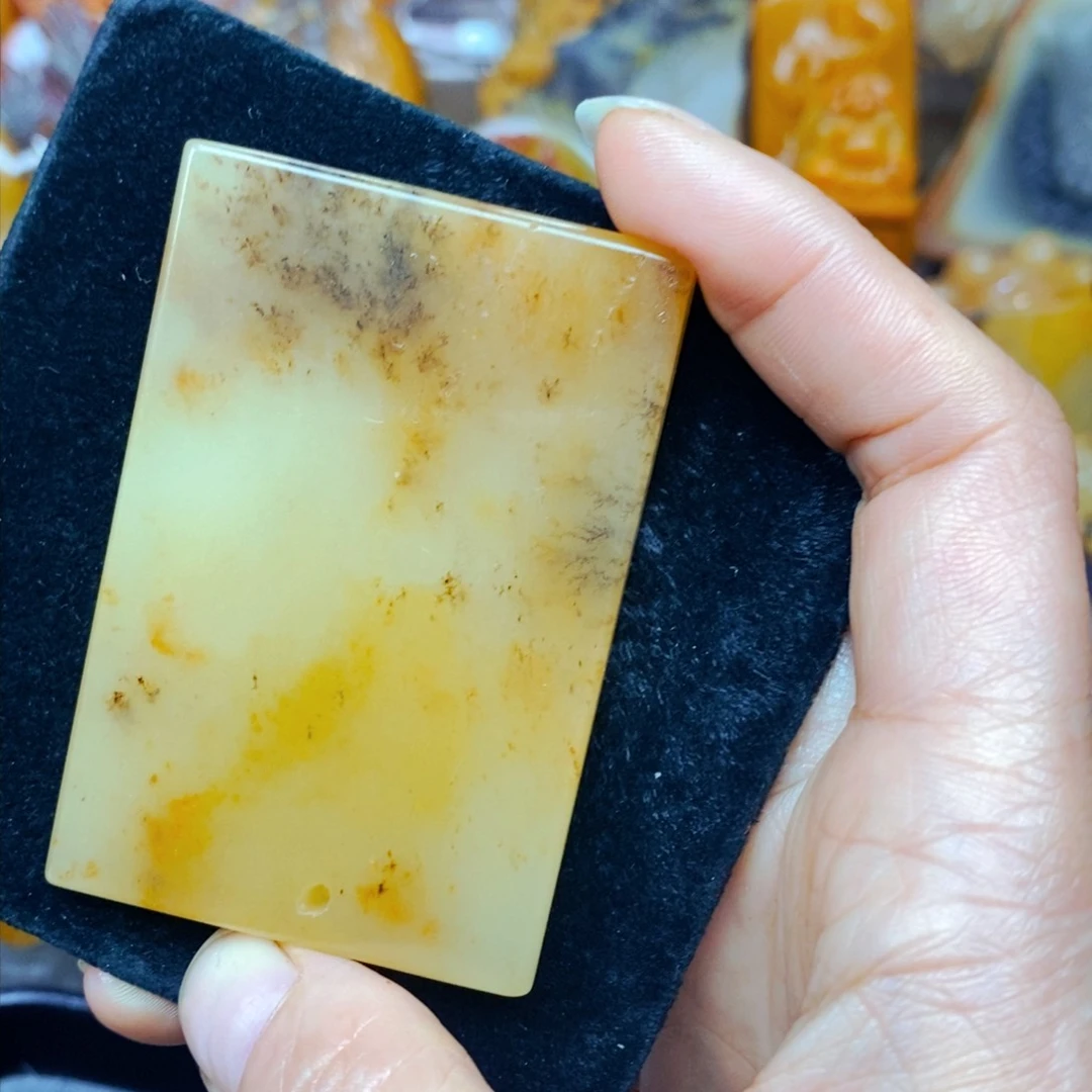 未镶嵌石英质玉（黄龙玉）颈饰