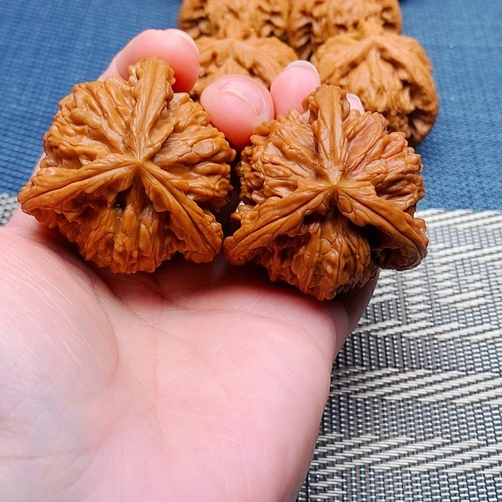 郑***胖文玩核桃吊坠三棱