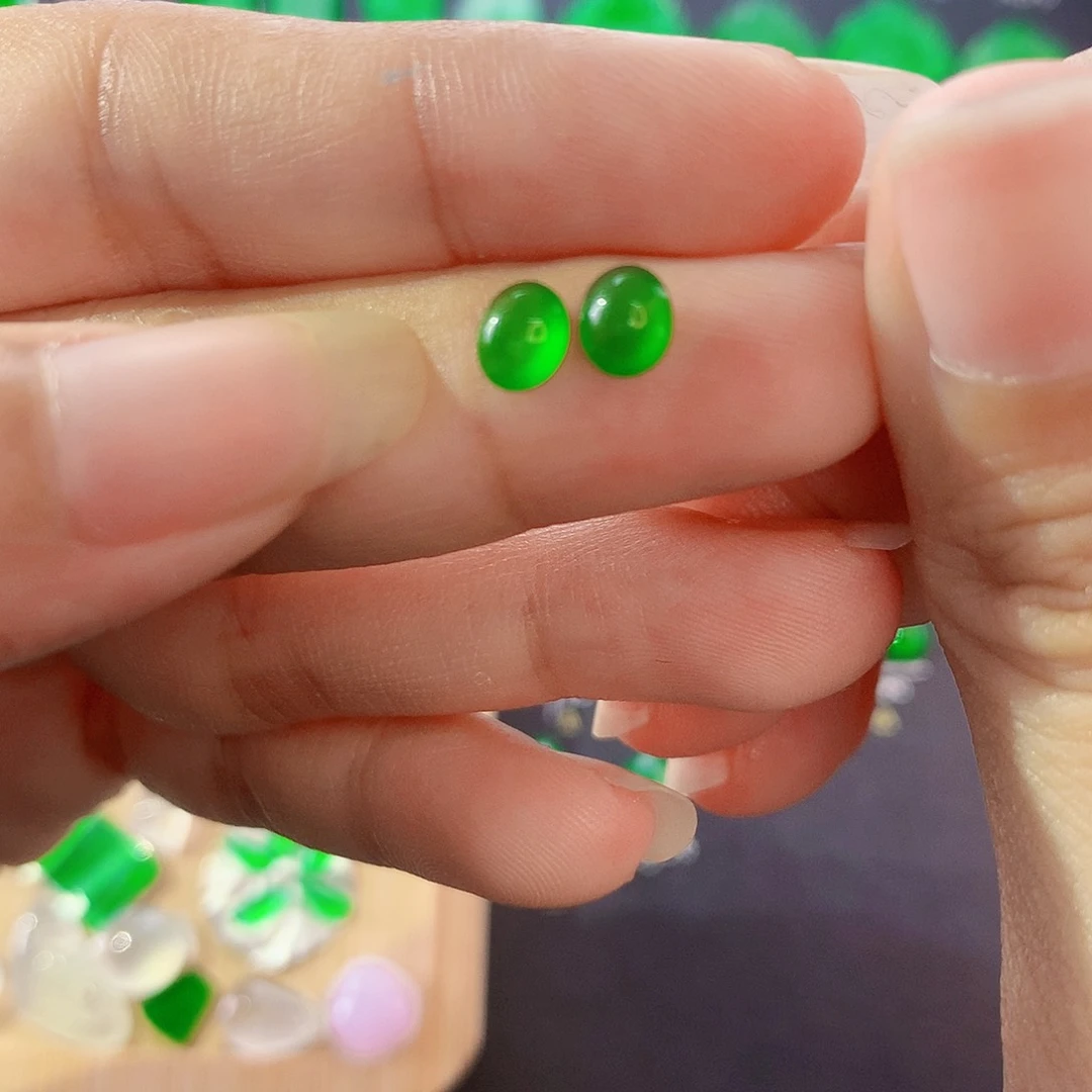 【闪购商品】翡翠未镶嵌颈饰绿蛋一对