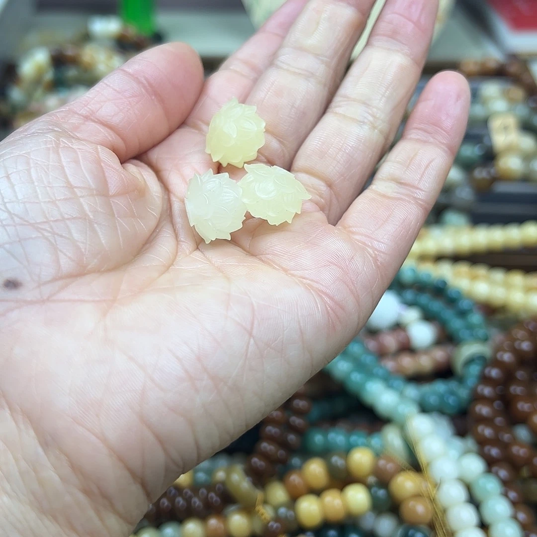 白玉菩提吊坠莲花