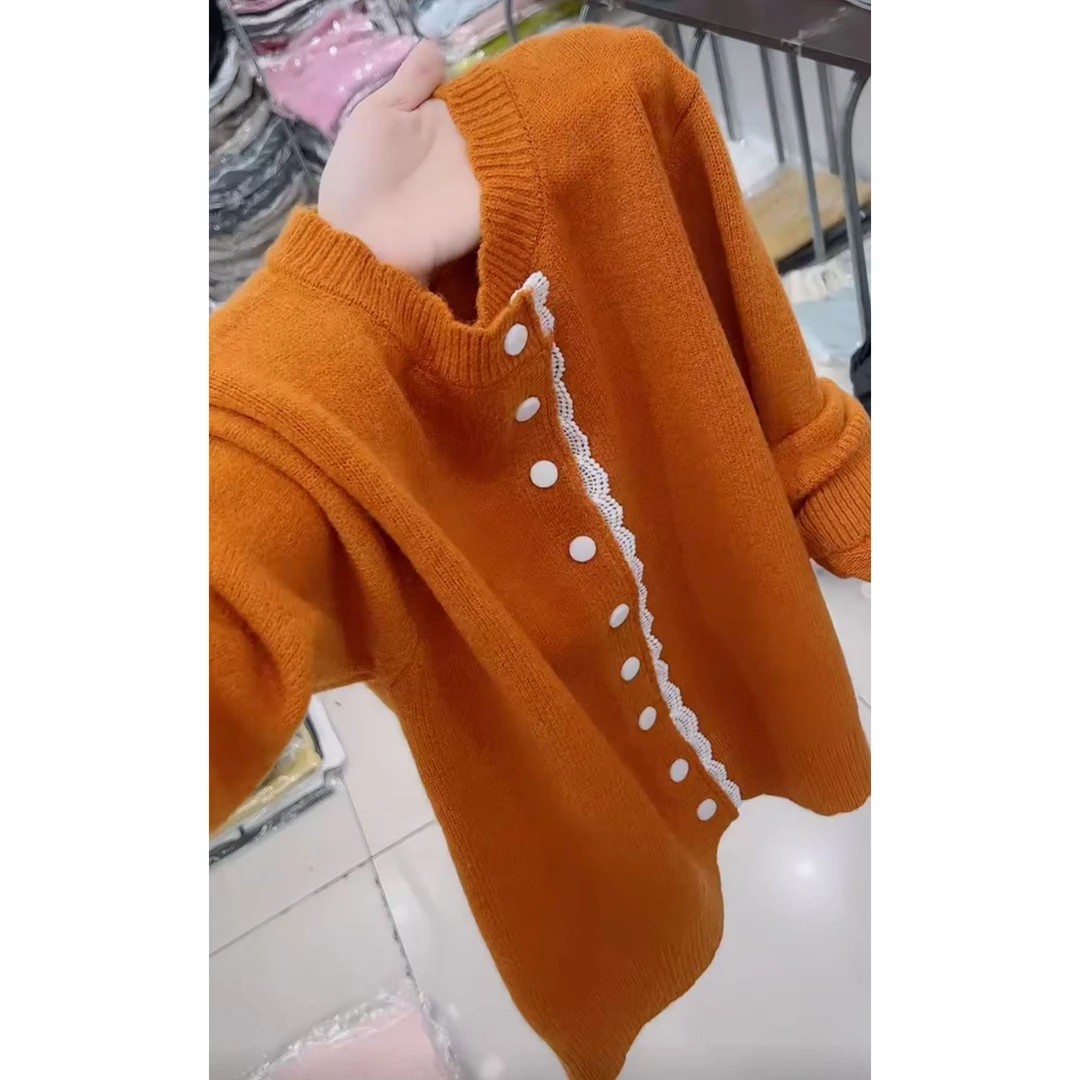 今年流行穿搭2025秋冬新款温柔风蕾丝花边排扣设计开衫款针织上衣