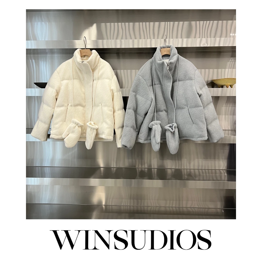 关于小熊【WIN小众定制款】立领拉链带手套羽绒服