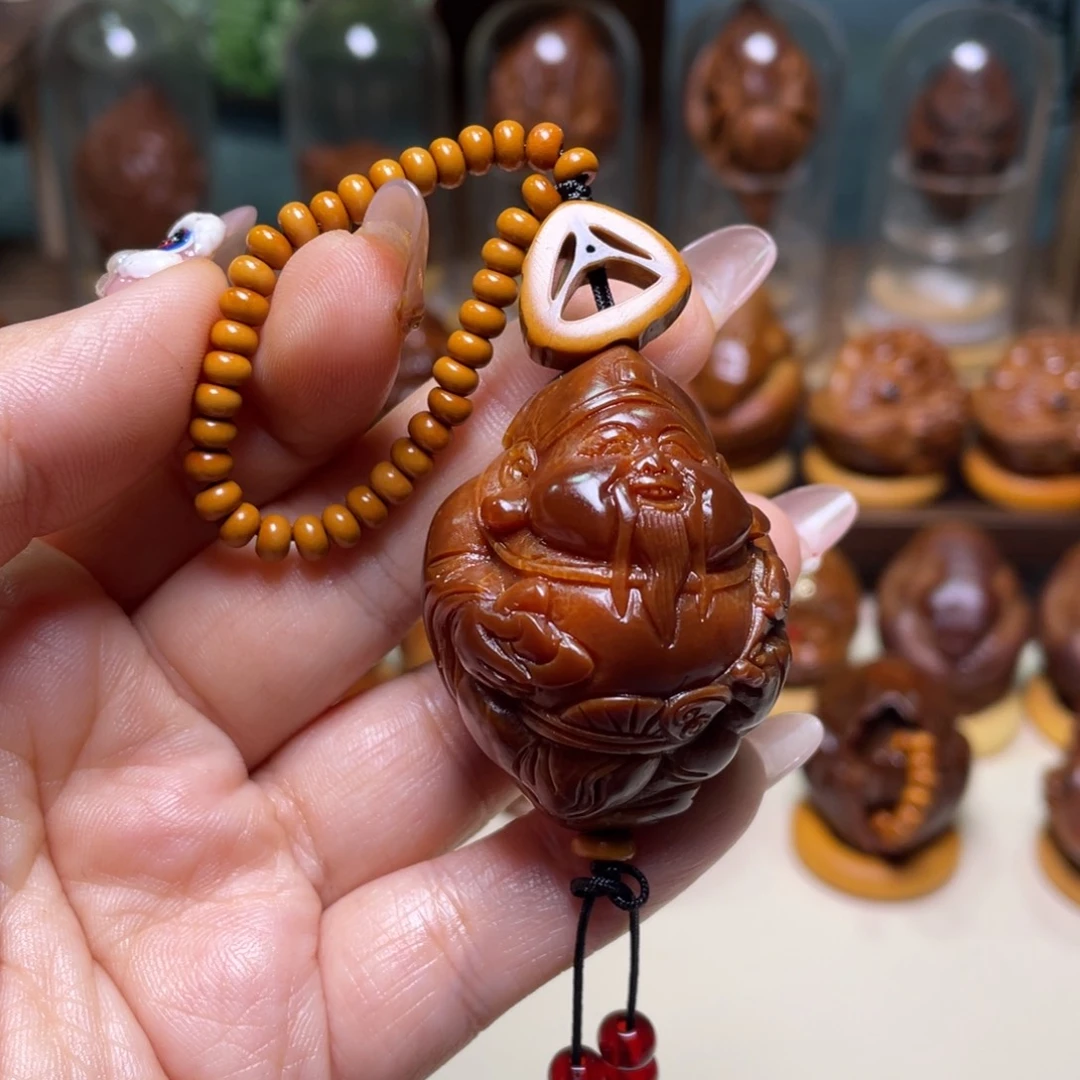 橄榄核吊坠玉华财神手把