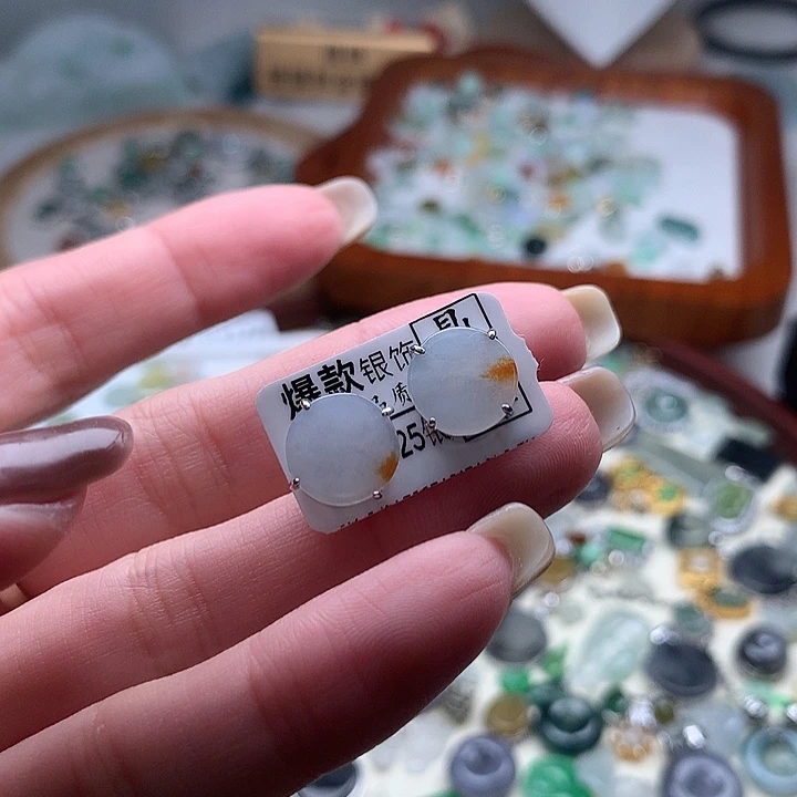 翡翠颈饰未镶嵌耳钉