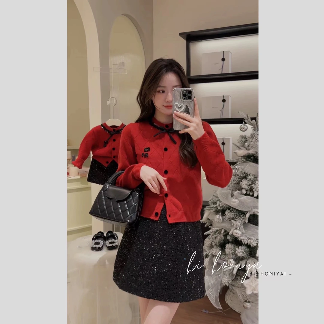 xian【钉珠小香】五Hihoniya~2023秋冬红色蝴蝶订珠亲子毛衣开衫