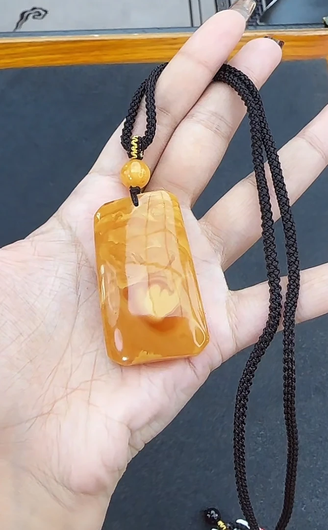 【齐福珠宝】天然琥珀俄料红花蜡方牌吊坠（多样性发其一)