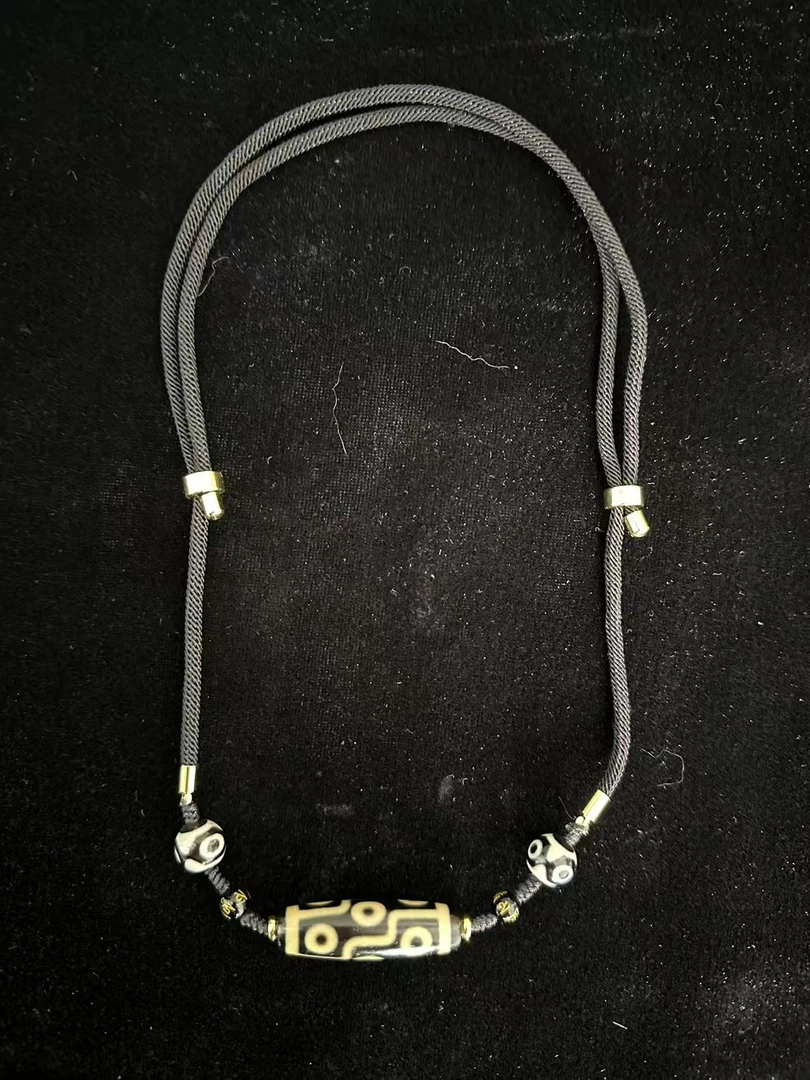 【千千娜娜】九眼牙黄4.0尺寸圆润搭配两颗小三眼珠子圆润天然玛瑙