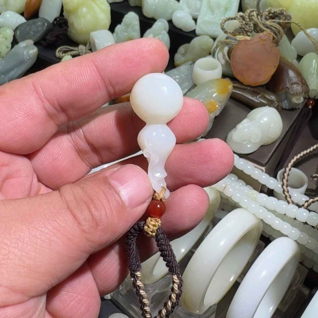 和田玉颈饰未镶嵌飘***人