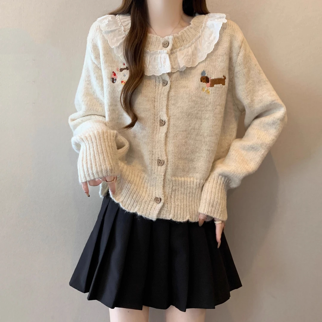 蕾丝娃娃领正肩毛衣外套女2025春季大码胖mm腊肠狗爱心扣针织开衫