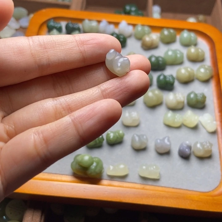 凉***薄颈饰未镶嵌和田玉
