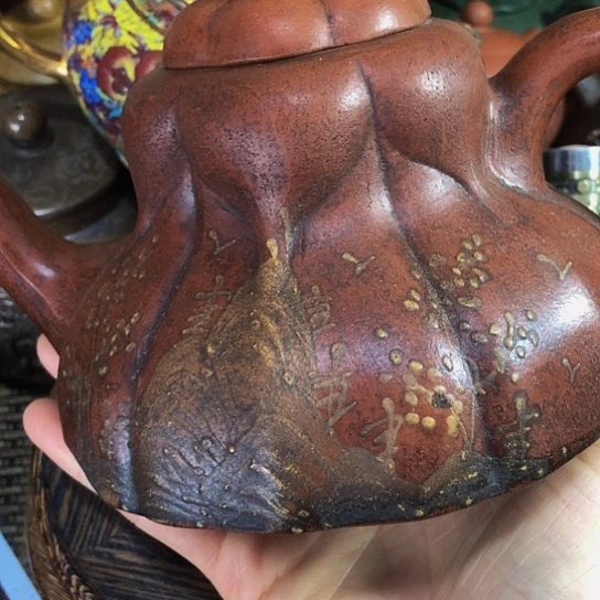 茶壶紫砂原矿泥料手工制作的紫砂壶。