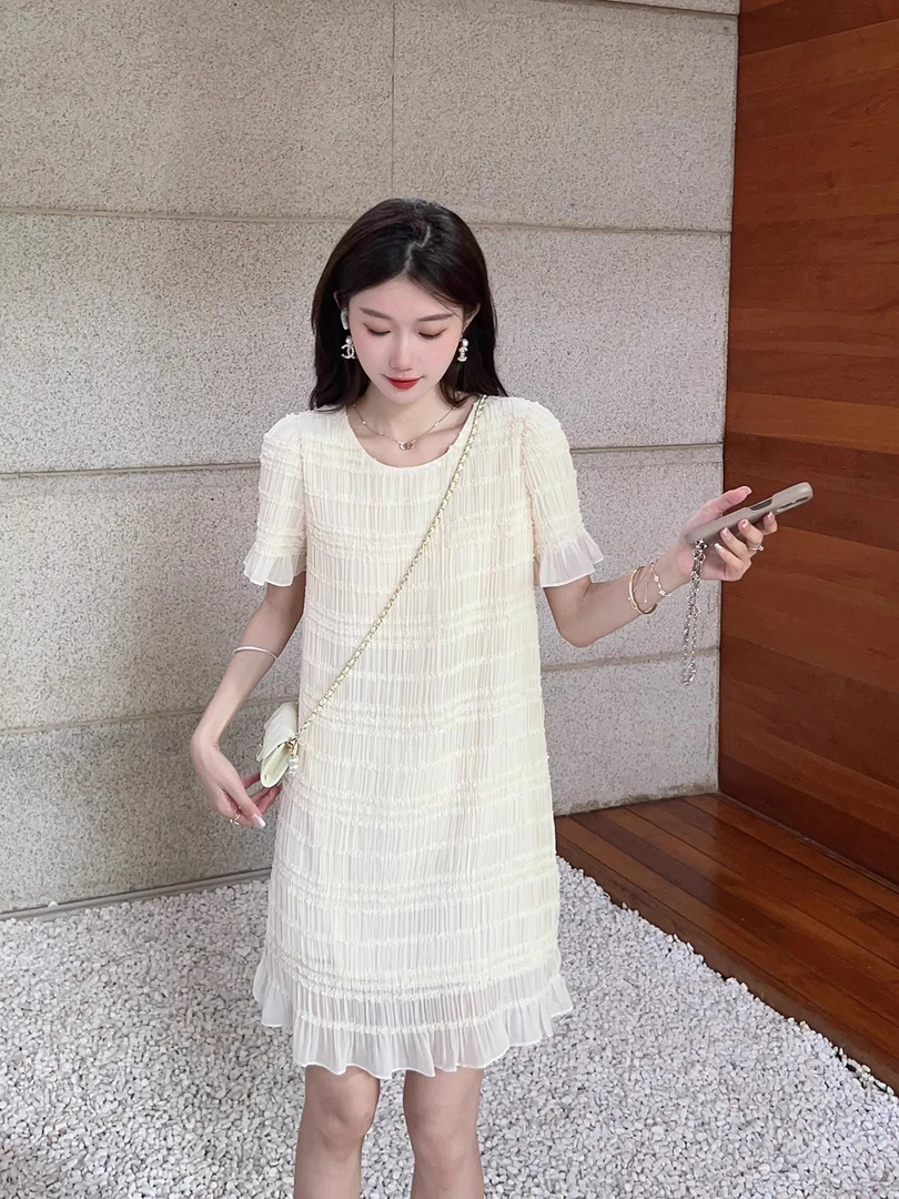 浅杏色褶皱木耳边短袖连衣裙2025夏季新款法式慵懒风百搭裙子女