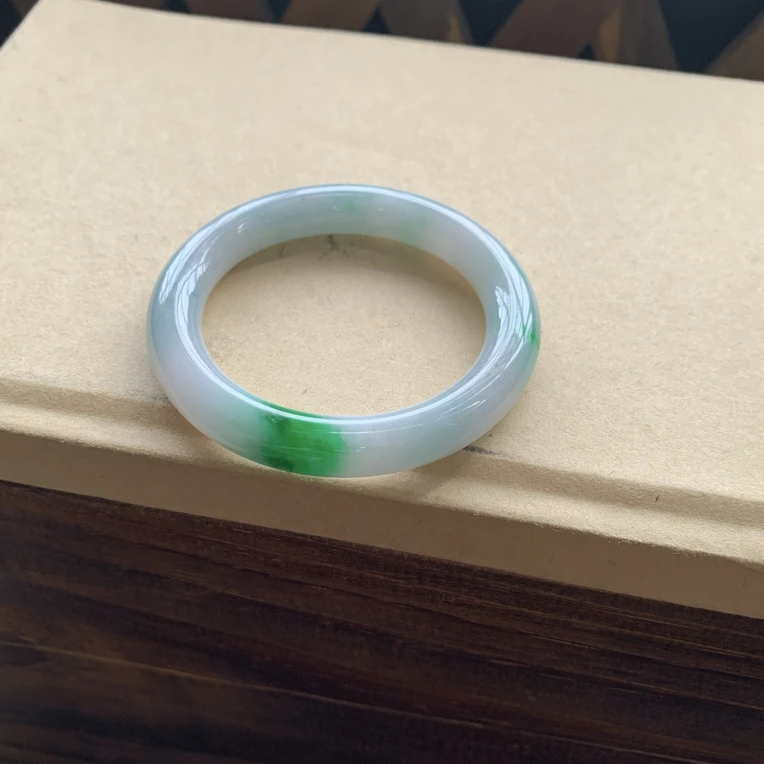 高糯化辣阳绿圆条手镯特价7980圈口52.9-10.1-10，天然翡翠缅A小纹