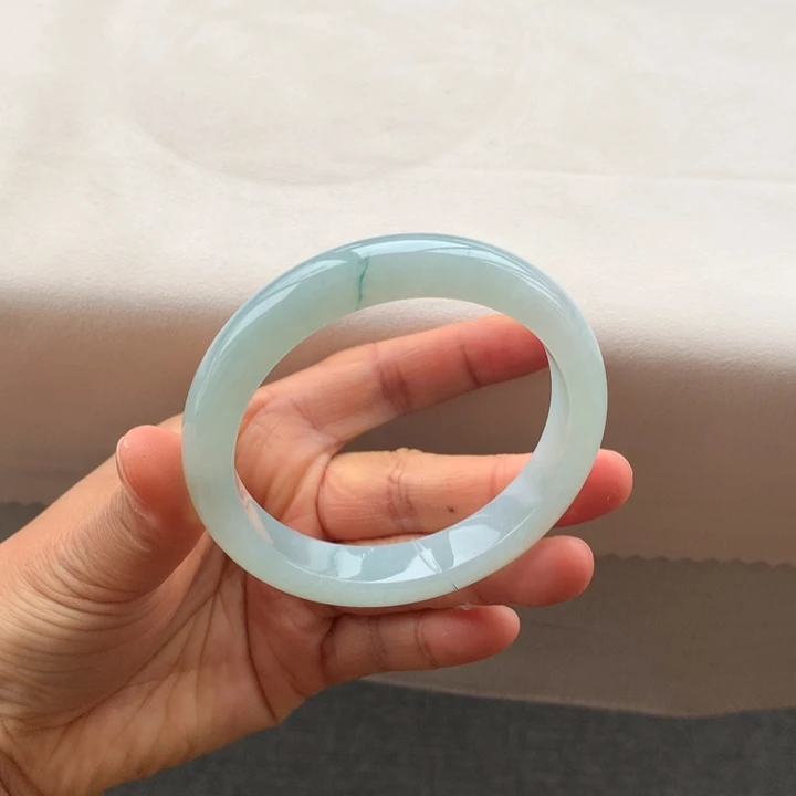 翡翠手镯未镶嵌翡翠手镯