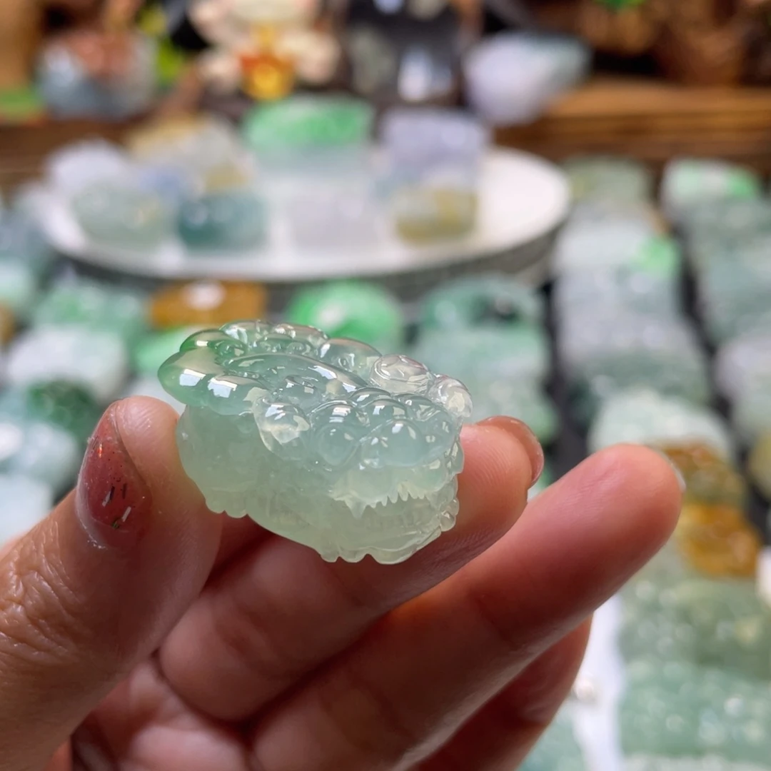 翡翠未镶嵌颈饰貔貅
