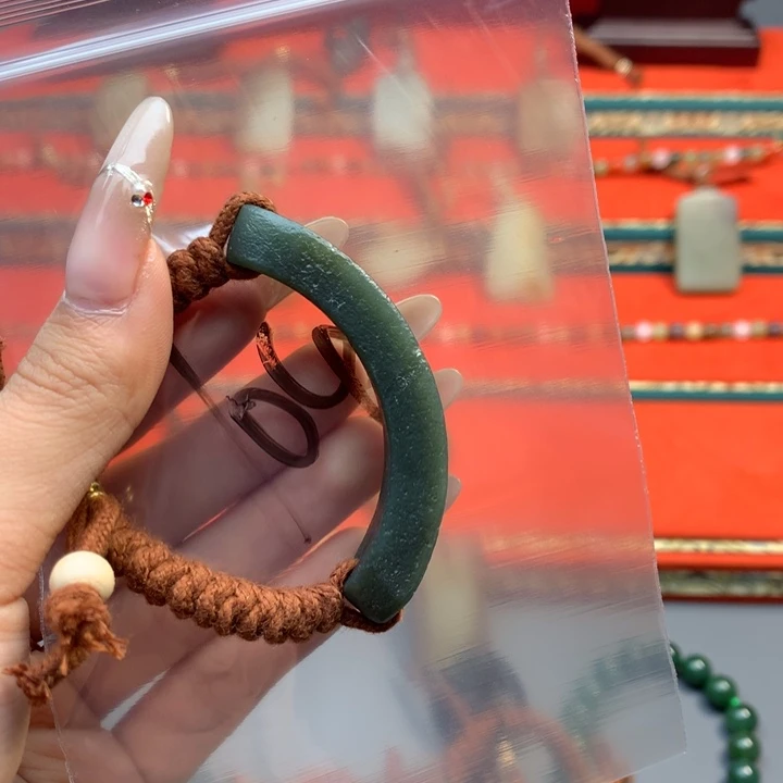 和田玉（糖玉）颈饰未镶嵌不****；