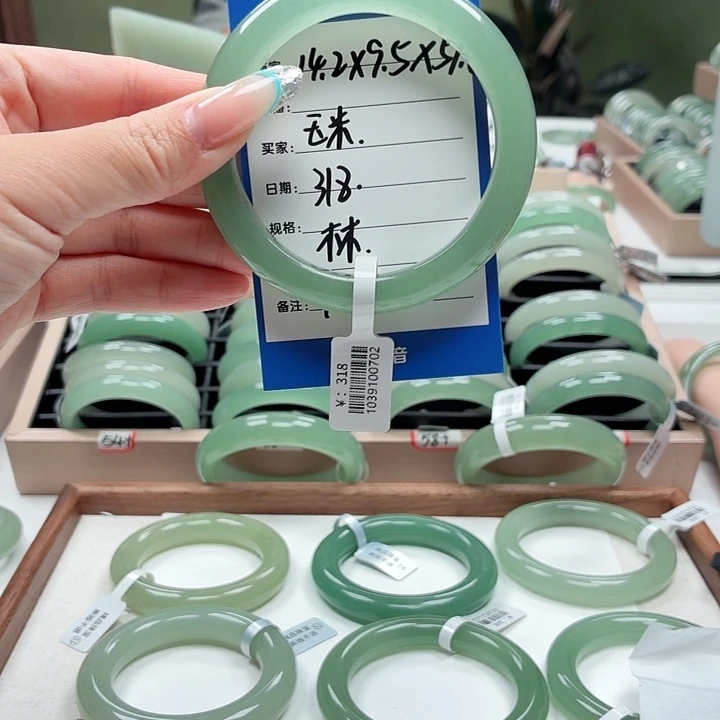 玉***米石英质玉未镶嵌手镯