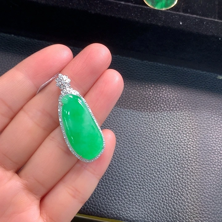 翡翠18K金镶嵌颈饰福瓜