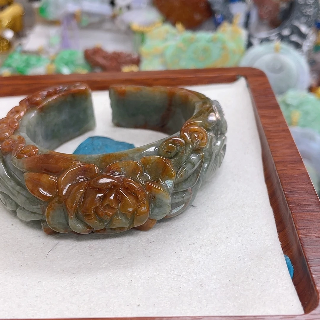 莫***妮翡翠未镶嵌颈饰红翡手镯