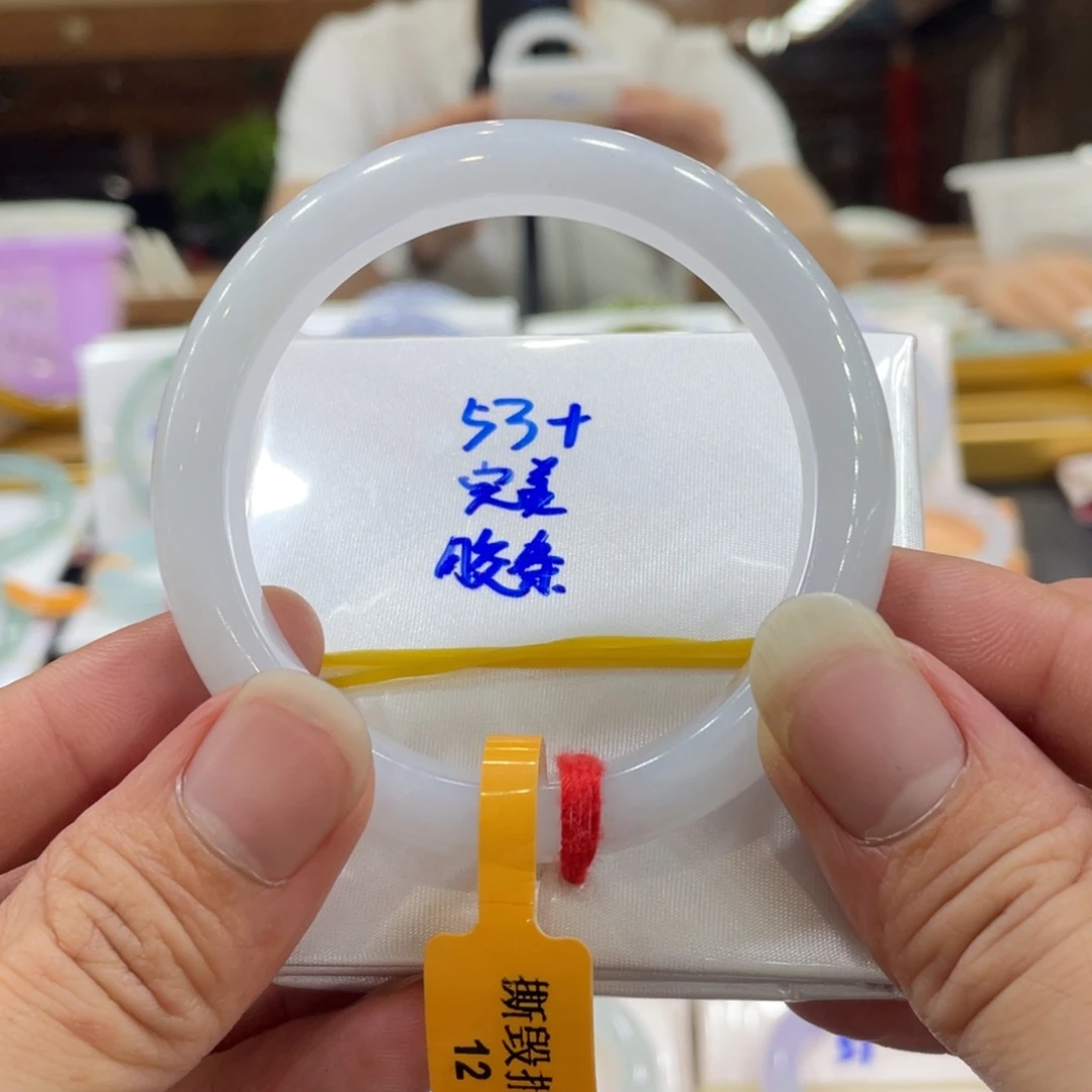 翡翠手镯未镶嵌翡翠手镯