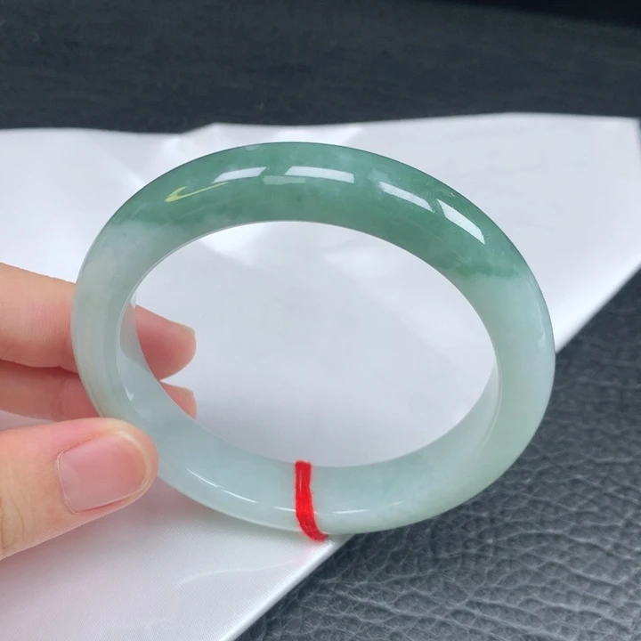 翡翠手镯未镶嵌。。