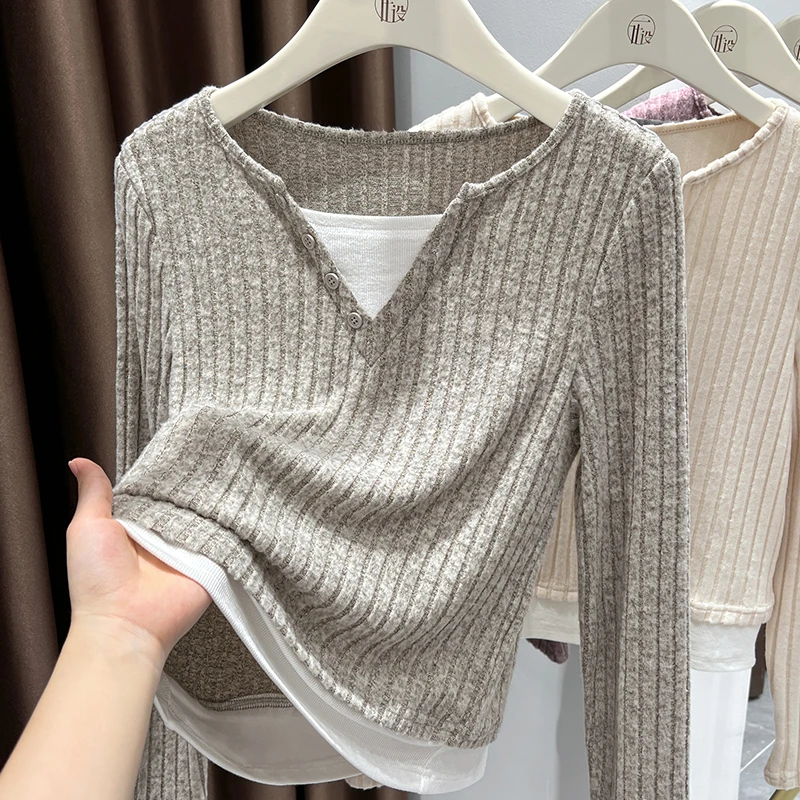 超好看撞色假两件V领针织上衣女秋冬新款修身长袖磨毛软糯打底T恤
