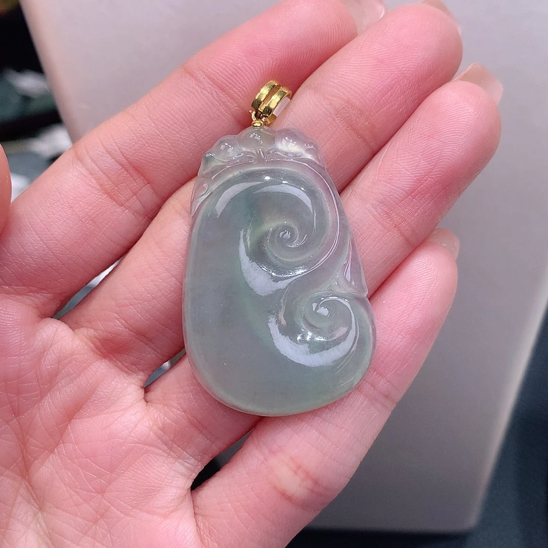 颈饰18K金镶嵌翡翠冰晴底如意