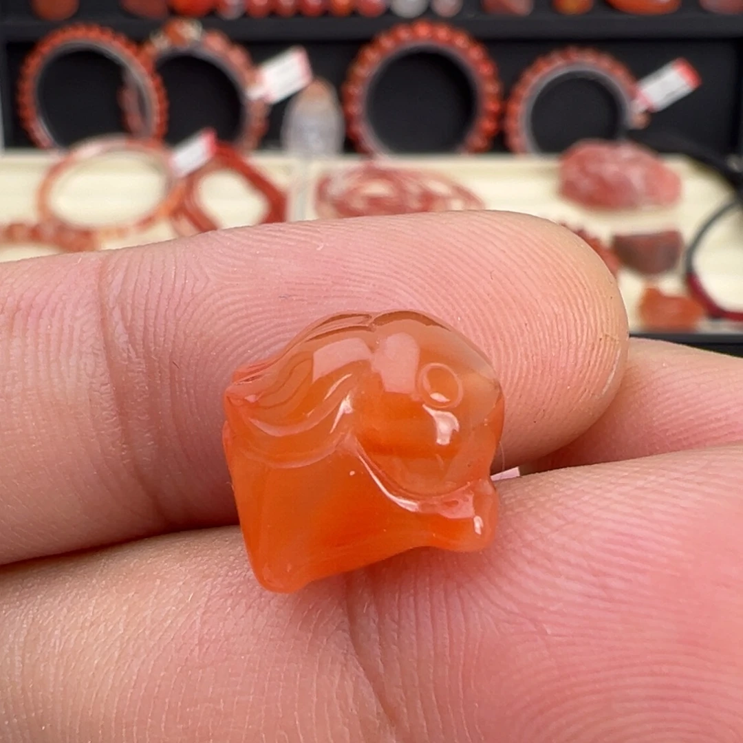 南红玛瑙未镶嵌颈饰飞天兔