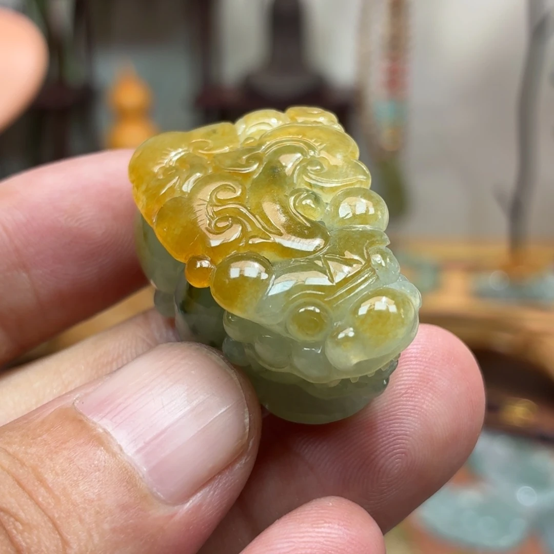 翡翠未镶嵌颈饰貔貅