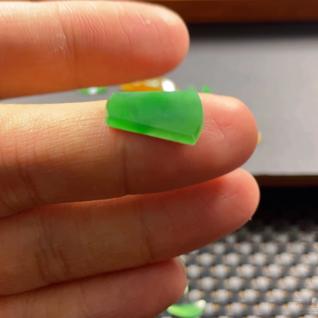 翡翠挂件未镶嵌翡翠