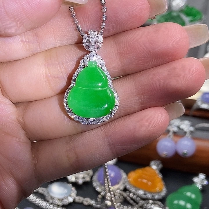 颈饰18K金镶嵌翡翠