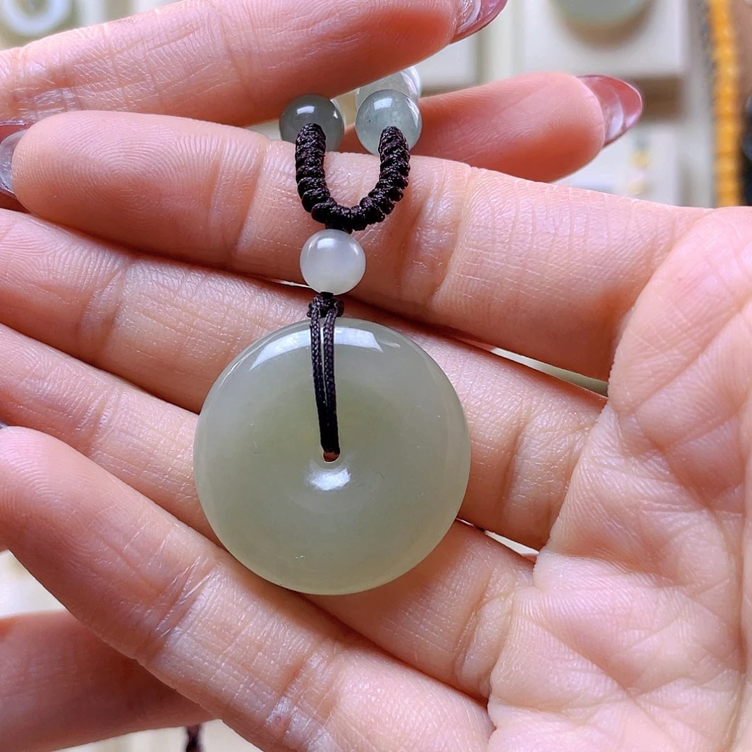 和田玉吊坠(赠链)未镶嵌傲**女