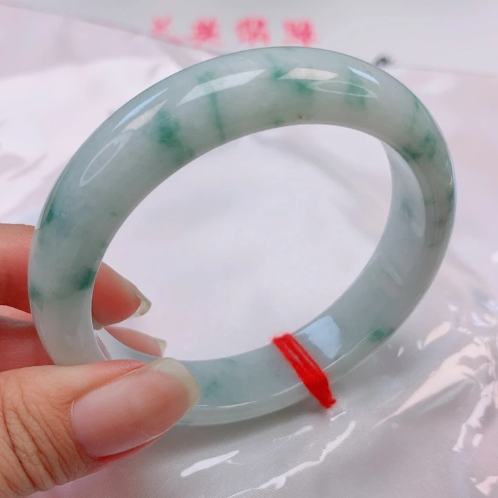 翡翠手镯未镶嵌54圈