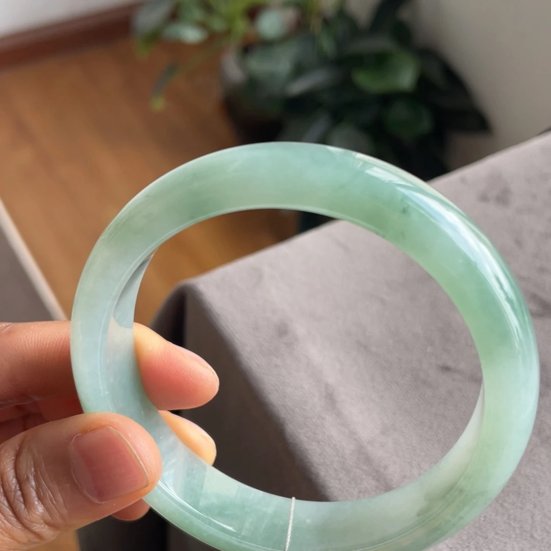 翡翠未镶嵌手镯绿底