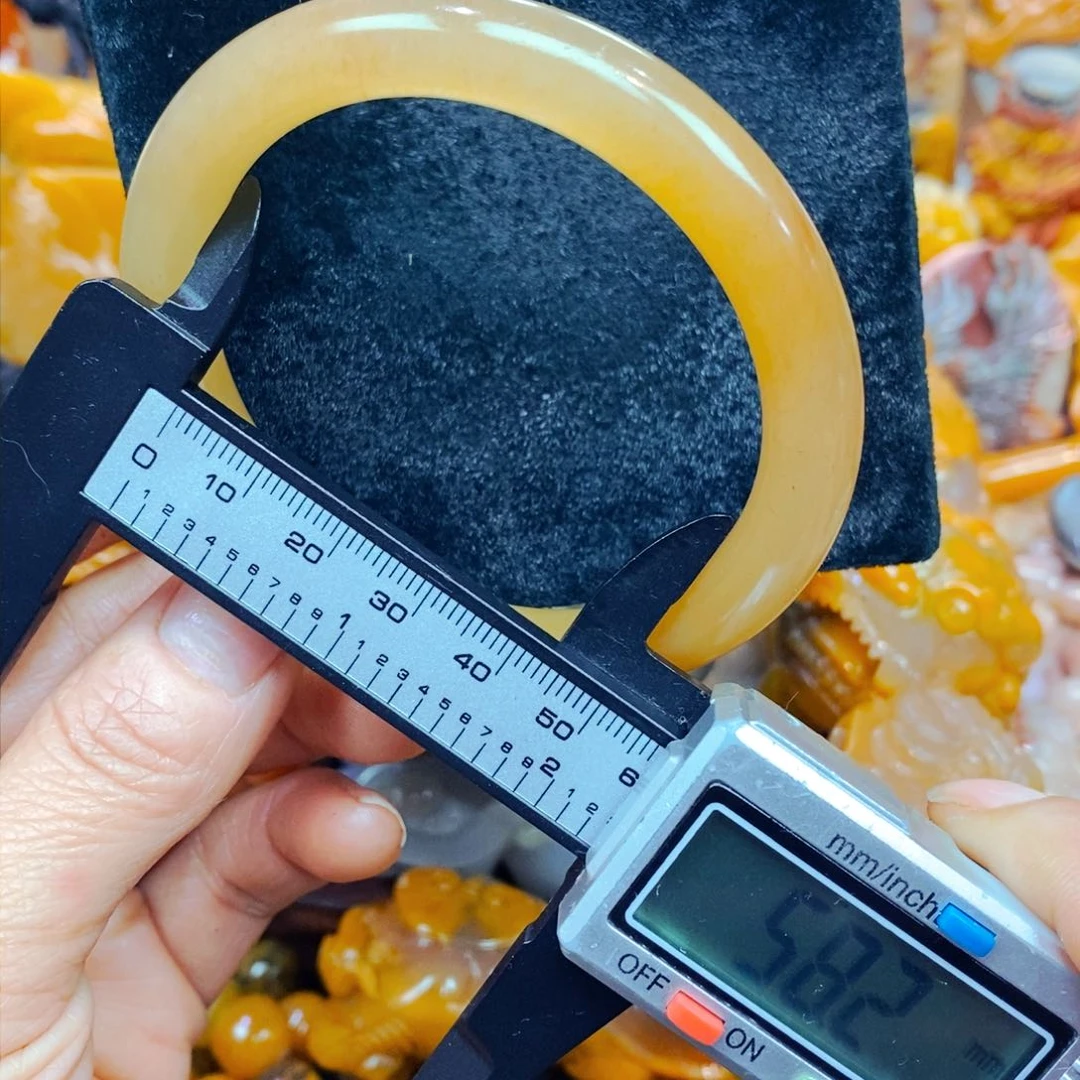 未镶嵌石英质玉（黄龙玉）颈饰
