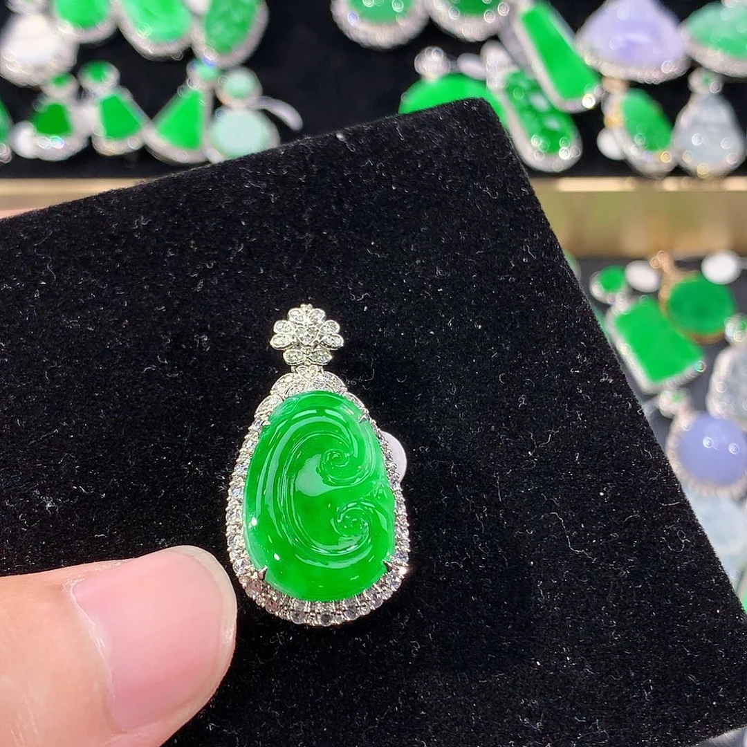 翡翠18K金镶嵌颈饰