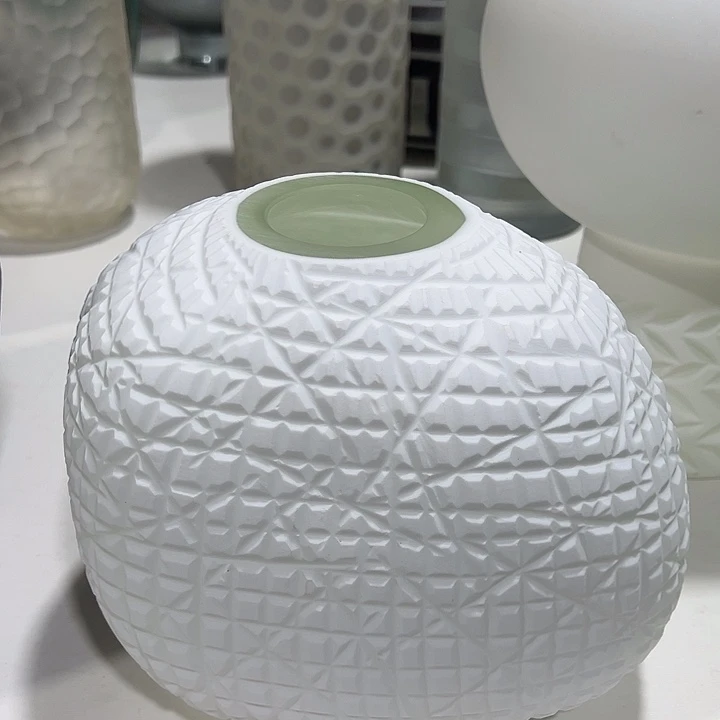 白瓷磨刻花瓶花器高19口5