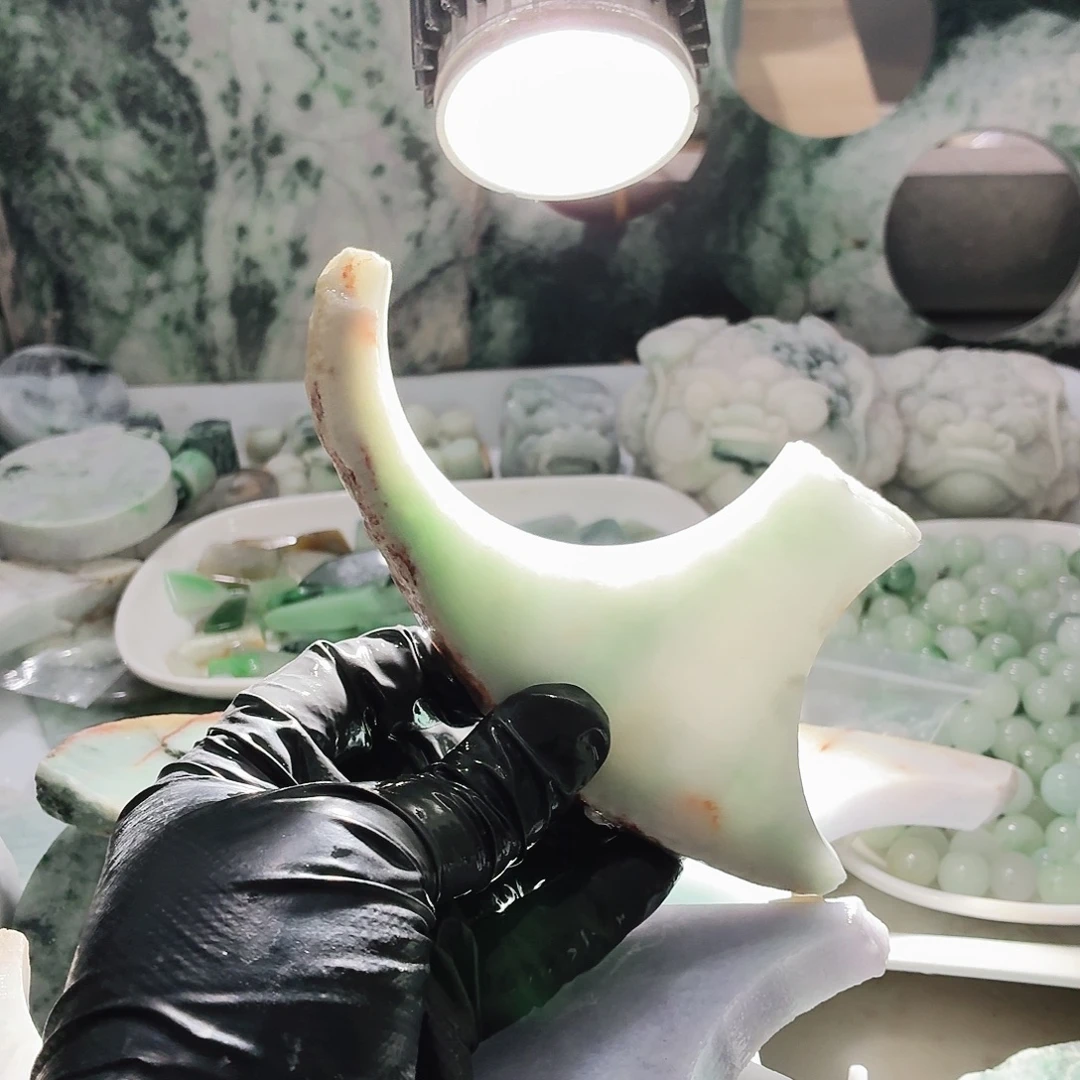 翡翠未镶嵌颈饰边角料