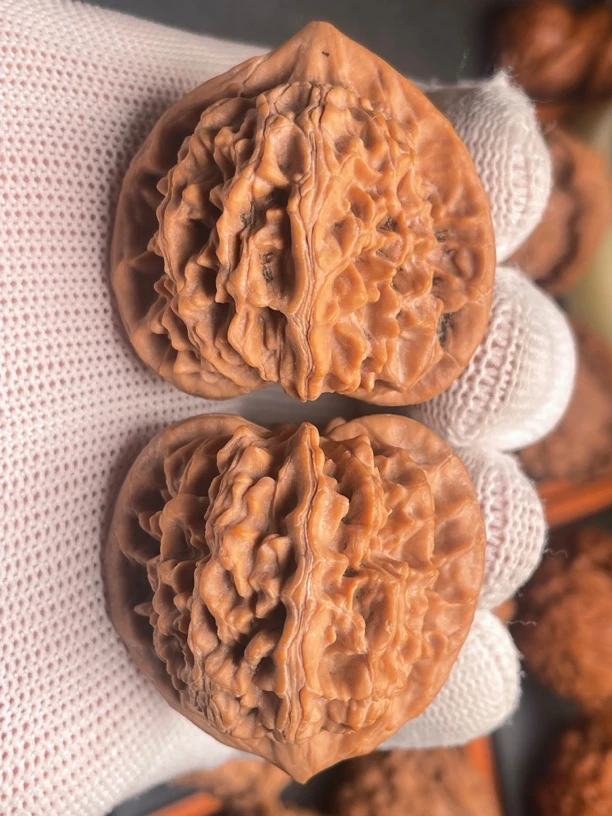 38金锭狮子头文玩核桃